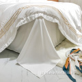 おやすみなさいのためにセットの真珠の白い寝具
